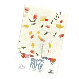 Papel artesanal con flores prensadas Seasonal Flowers de Quim Díaz