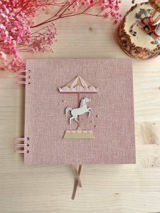 Álbum artesanal hecho a mano Bebé Tiovivo rosa by Hipati